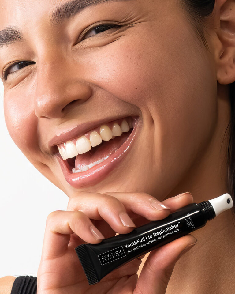 Bilde for sosiale medier Revision Skincare YouthFull Lip Replenisher modell