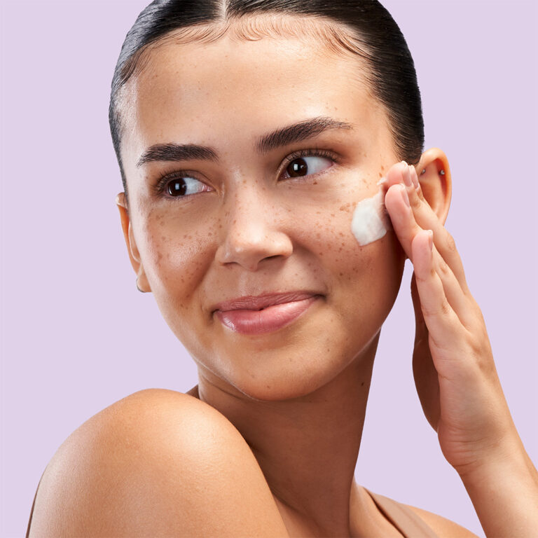 Bilde for sosiale medier Exuviance Pro-Plump Hydrating Cream modell kvadrat
