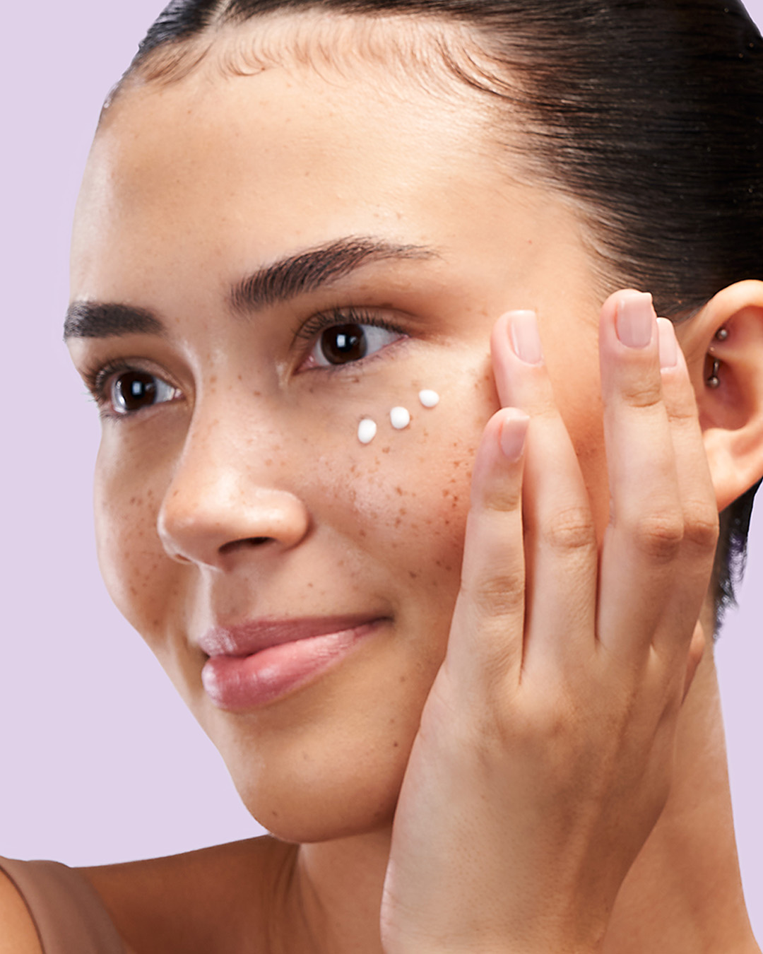 Bilde for sosiale medier Exuviance Pro-Plump Hydrating Eye Cream application post