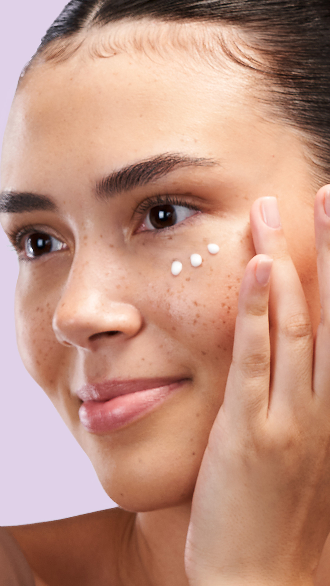 Bilde for sosiale medier Exuviance Pro-Plump Hydrating Eye Cream application story
