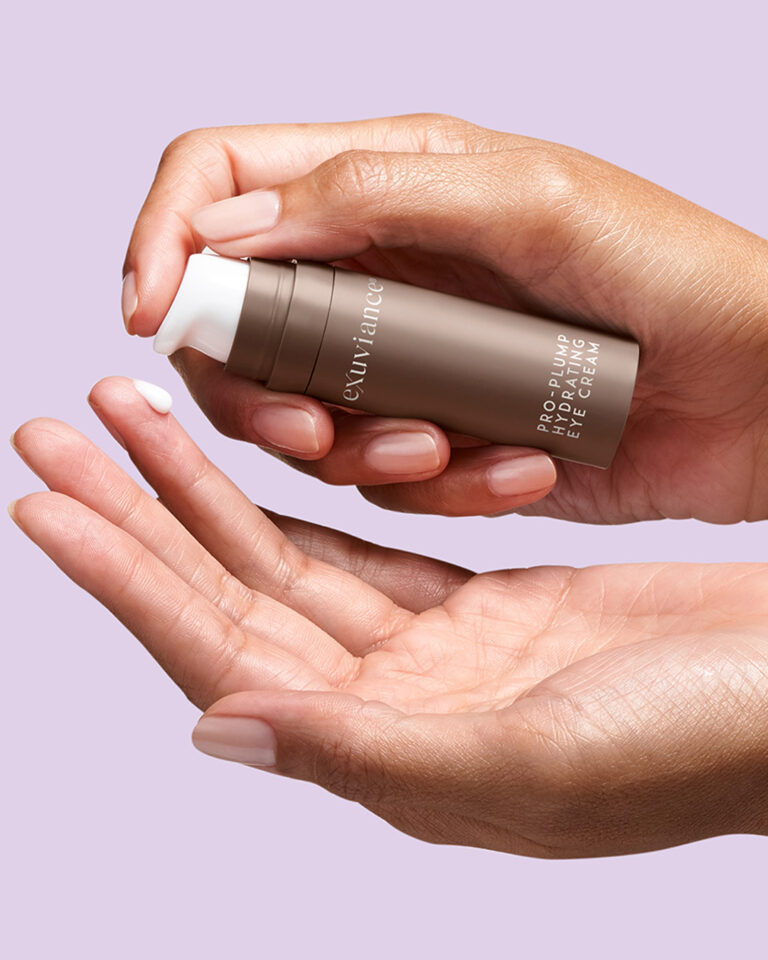 Bilde for sosiale medier Exuviance Pro-Plump Hydrating Eye Cream hands post