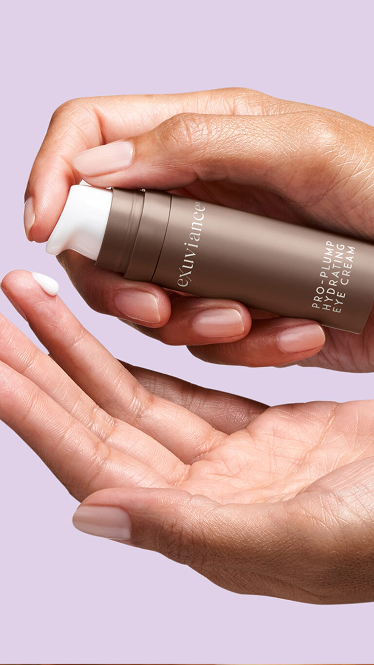 Bilde for sosiale medier Exuviance Pro-Plump Hydrating Eye Cream hands story