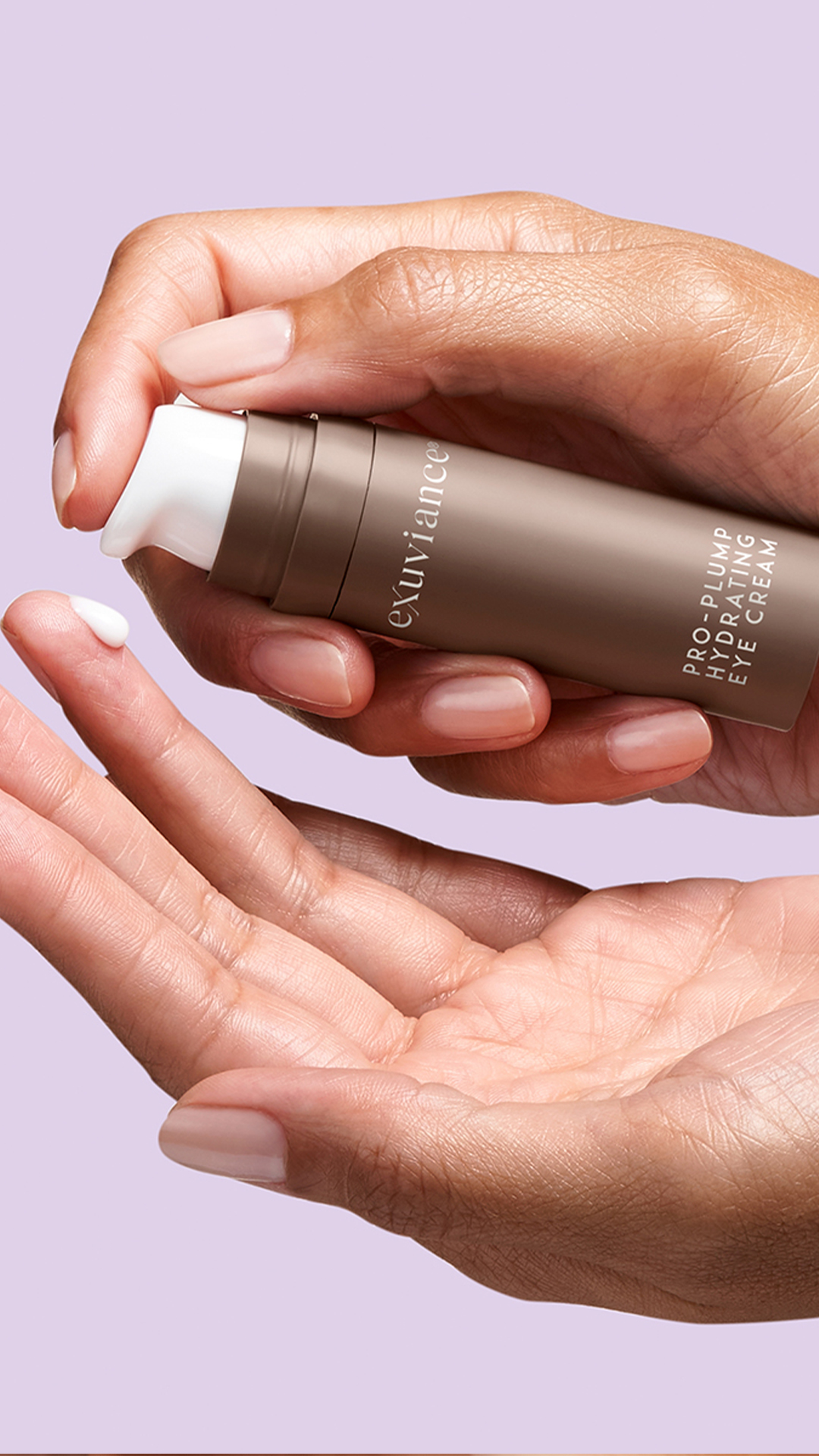 Bilde for sosiale medier Exuviance Pro-Plump Hydrating Eye Cream hands story