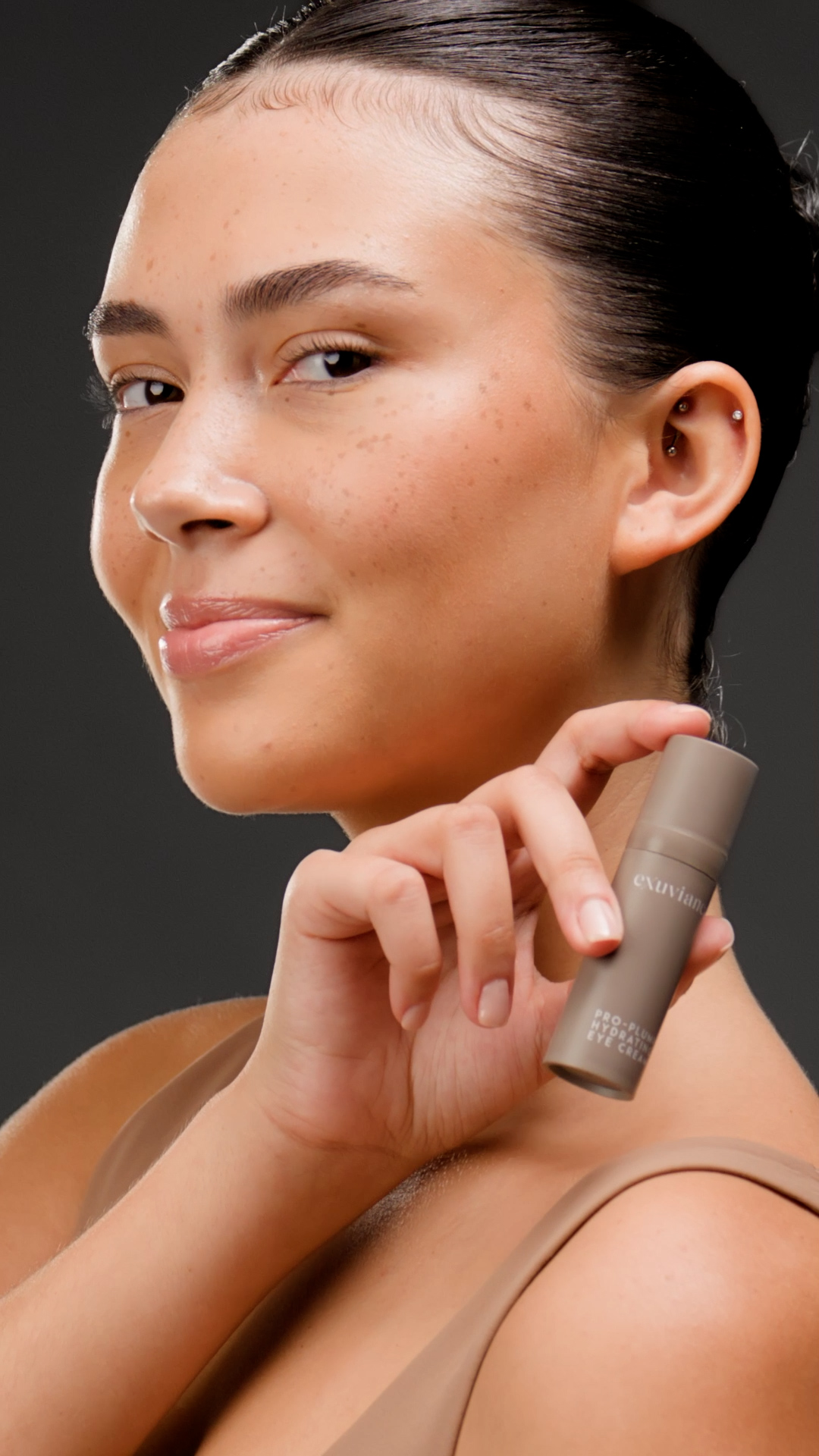 Video til sosiale medier Exuviance Pro-Plump Hydrating Eye Cream story NO TEXT