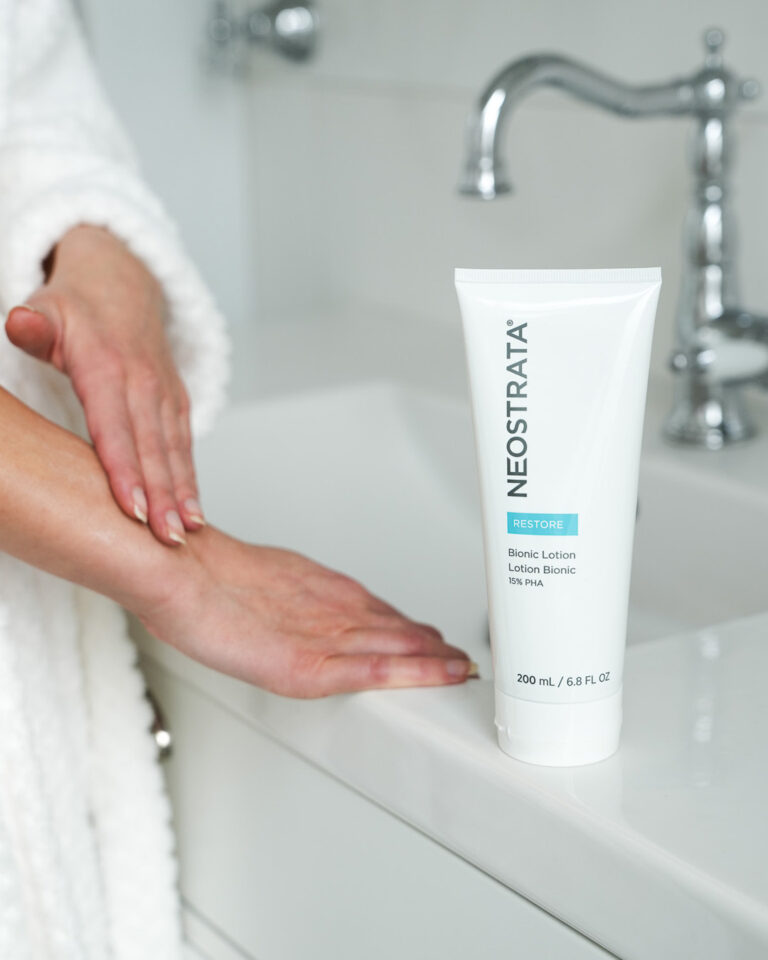 Bilde for sosiale medier NEOSTRATA Bionic Lotion lifestyle