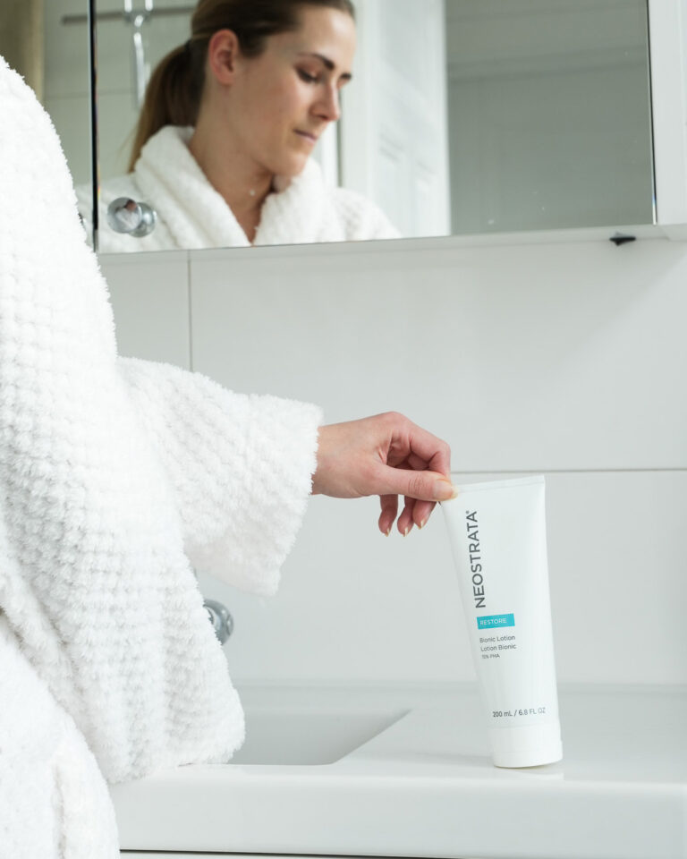 Bilde for sosiale medier NEOSTRATA Bionic Lotion lifestyle