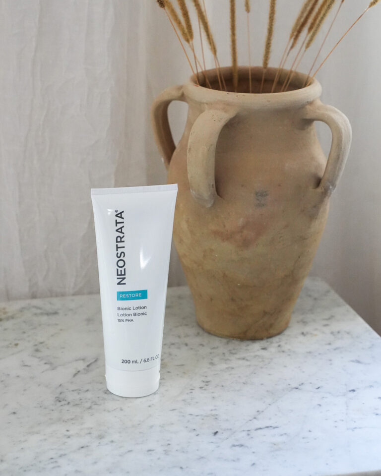 Bilde for sosiale medier NEOSTRATA Bionic Lotion lifestyle
